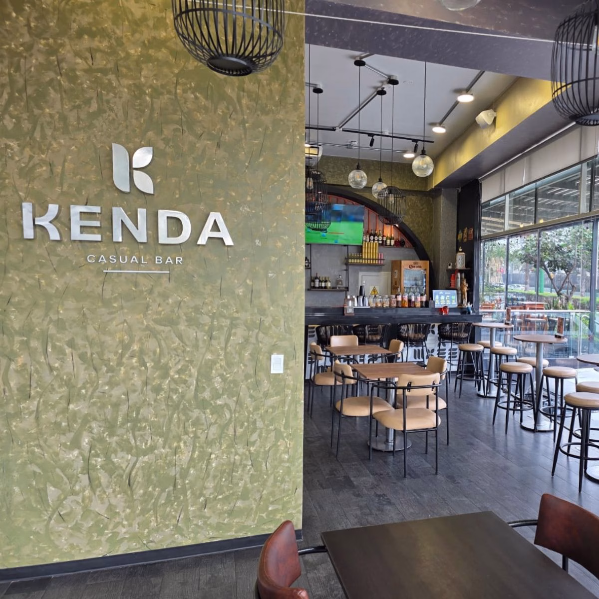 Medal Night host Kenda Casual Bar - Imagen 2