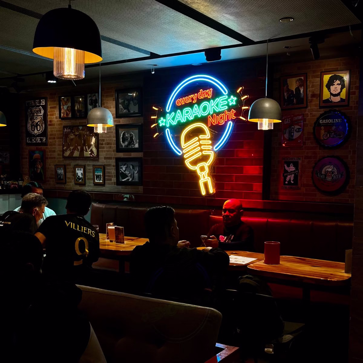 Karaoke Night host Dorita Rest - Imagen 2